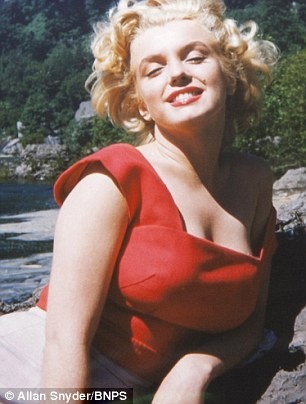 Bức ảnh Marilyn Monroe đẹp mê mẩn ở tuổi 27. Cô đang giải lao giữa các cảnh quay